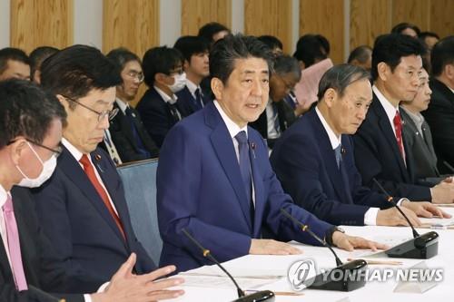 (도쿄 교도 AP=연합뉴스) 아베 신조(安倍晋三) 일본 총리가 26일 오후 일본 총리관저에서 코로나19 정부대책본부 회의를 주재하고 있다.