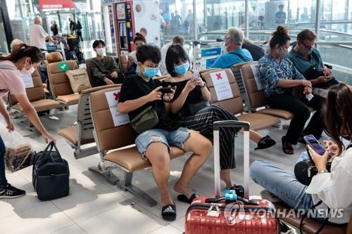 태국 방콕의 공항에 승객들이 마스크를 쓴 채 앉아 있다. [AFP=연합뉴스 자료사진]