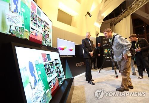 CES 전시회의 삼성 QLED TV(위)와 LG OLED TV