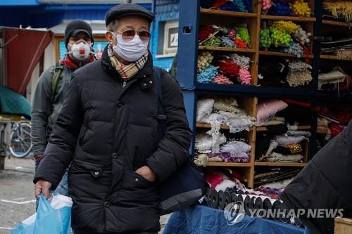 베를린의 거리에서 마스크를 쓰고 있는 사람들 [AFP=연합뉴스 자료사진]