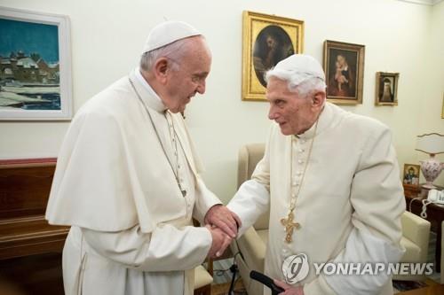 손 맞잡은 프란치스코 교황과 베네딕토 16세 전 교황(오른쪽). [EPA=연합뉴스 자료사진]