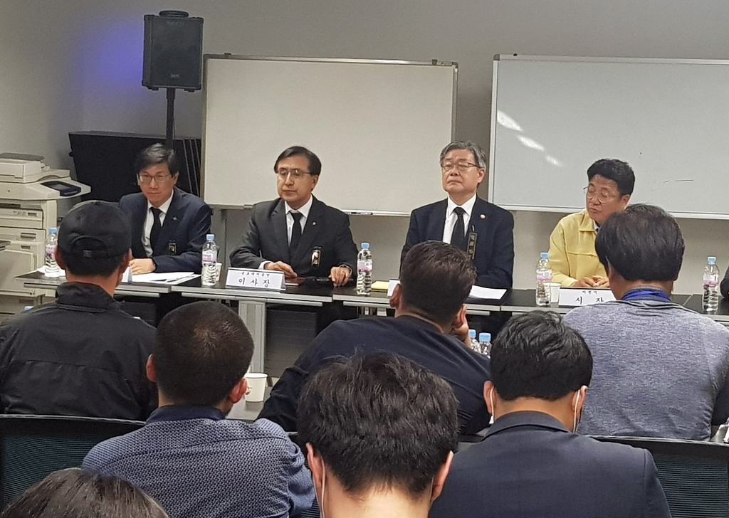 유가족들과 간담회 갖는 이재갑 고용노동부 장관(오른쪽 두 번째)