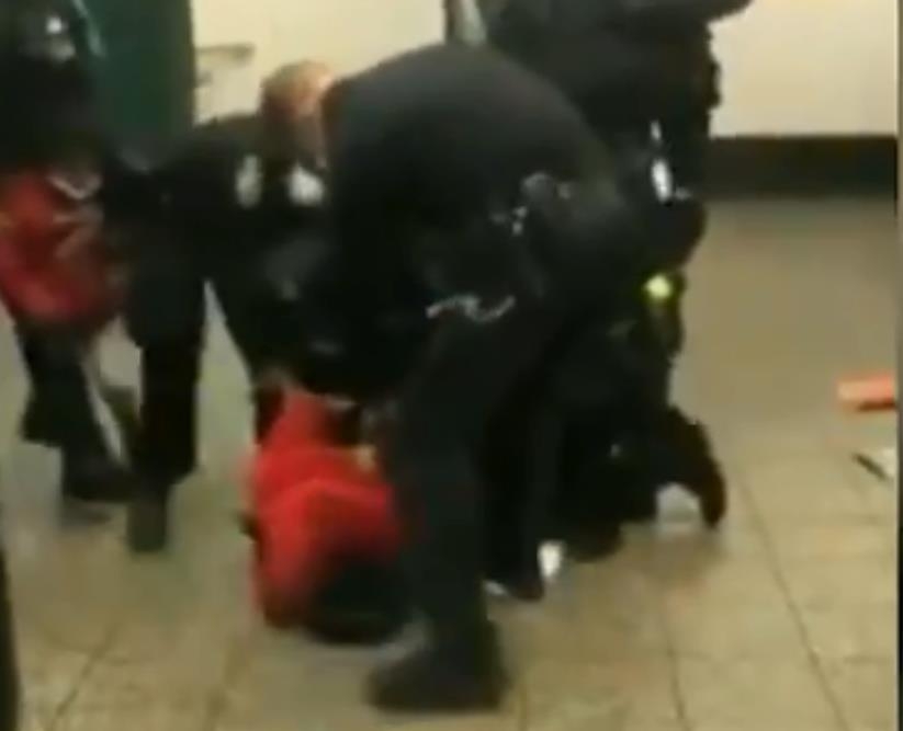 마스크 착용을 둘러싼 언쟁끝에 경찰에 체포되는 여성