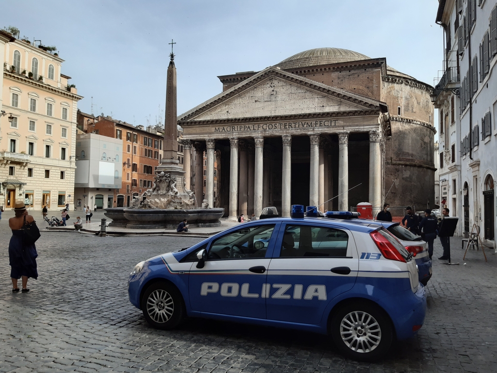 경찰차량에 막힌 로마 판테온 광장