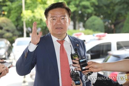 검찰에 출석하는 민경욱 의원