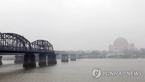 지난달 19일 중국 랴오닝성 단둥에서 바라본 북한 신의주