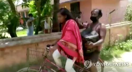 인도 소녀, 다친 부친 싣고 자전거로 1천200㎞ 필사의 귀향