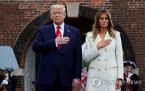 메릴랜드주 맥헨리 요새 찾은 트럼프 대통령 부부