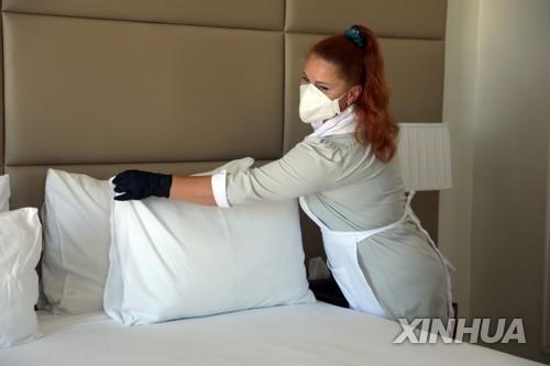 26일(현지시간) 이스라엘의 지중해 도시 텔아비브에 있는 한 호텔에서 직원이 방을 청소하고 있다.[신화=연합뉴스]