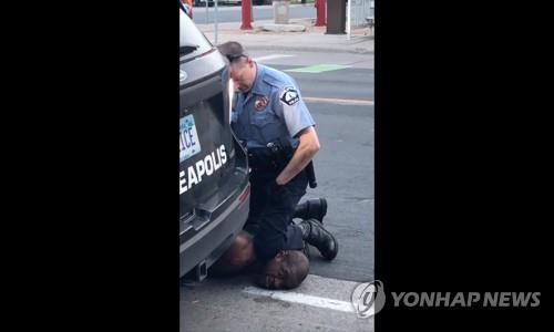 25일 미국 미니애폴리스 경찰이 무릎으로 흑인 남성을 누르고 있는 모습