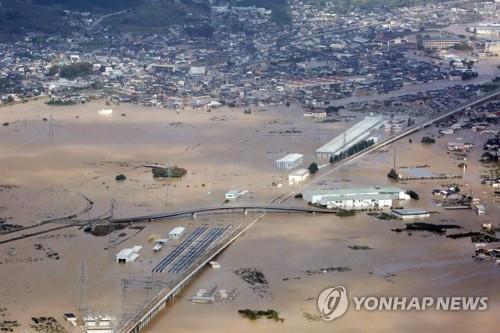 작년 10월 태풍 '하기비스'가 동반한 폭우로 제방이 붕괴해 침수된 나가노현 나가노시. [EPA=연합뉴스 자료사진]