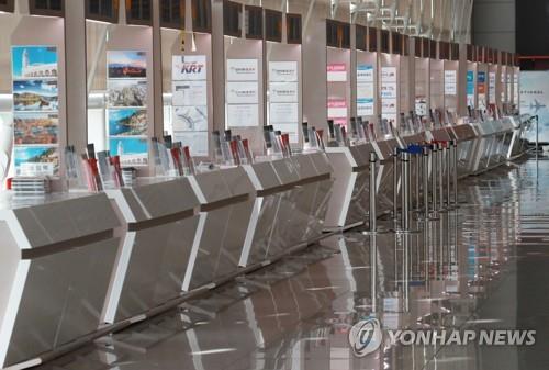 신종 코로나바이러스 감염증(코로나19) 여파로 지난 4월 22일 인천국제공항 여행사 창구가 썰렁한 모습. [연합뉴스 자료사진]