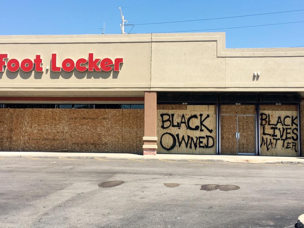 폭동 사태 이후 출입구가 폐쇄된 시카고 쇼핑몰