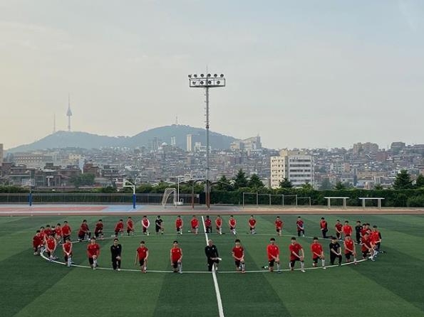 차두리 오산고 축구부 감독과 선수들이 인종차별 반대하는 퍼포먼스를 펼치는 모습.