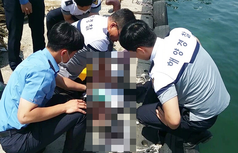 쓰러진 낚시객 응급처치하는 동해해양경찰