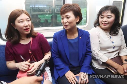 수도권 급행열차 탑승한 김현미 장관