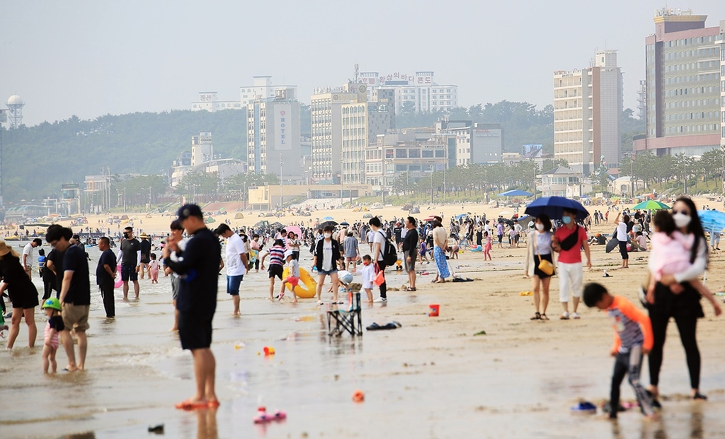 주말인 지난 27일 대천해수욕장 찾은 관광객