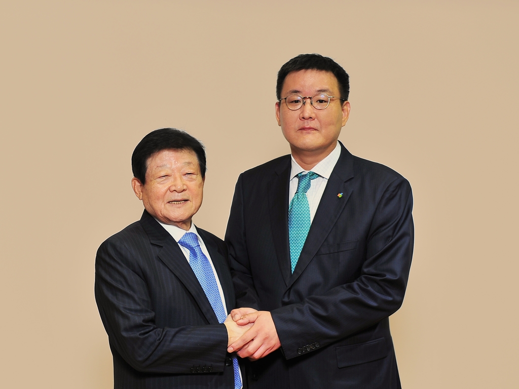 이근영 DB그룹 전 회장(왼쪽)과 김남호 DB그룹 신임 회장