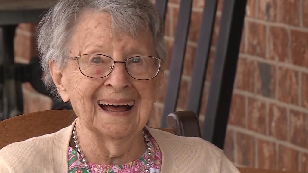 미국 일리노이 103세 할머니 "평생 지금 같은 난리는 없었다"