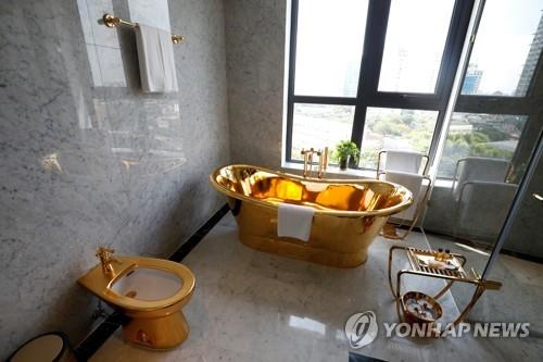 변기와 욕조를 금으로 입힌 하노이시의 한 호텔