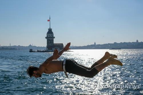 보스포러스 해협에 뛰어드는 이스탄불 시민