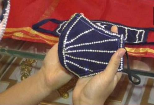 인도 서부 수라트의 한 보석상에서 판매되는 다이아몬드 장식 마스크. [ANI통신 트위터 캡처=