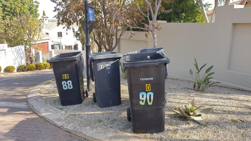 남아공 프리토리아 주택가에 있는 쓰레기통