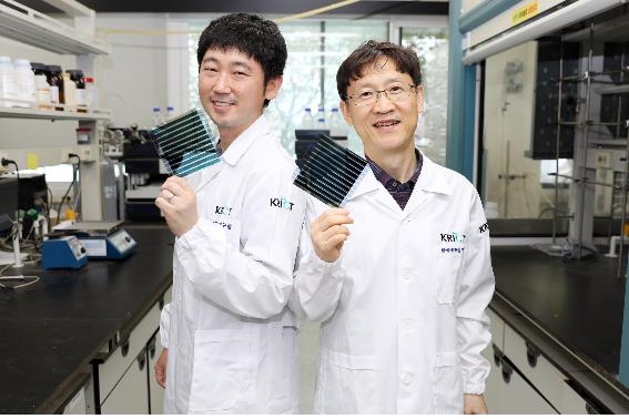 광활성층 신소재를 적용한 유기태양전지를 들고 있는 한국화학연구원 연구팀