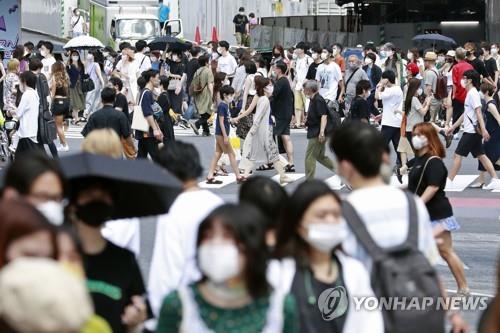 (도쿄 교도/AP=연합뉴스) 2일 오후 일본 도쿄도(東京都) 도심에서 마스크를 쓴 사람들이 횡단보도를 건너고 있다.