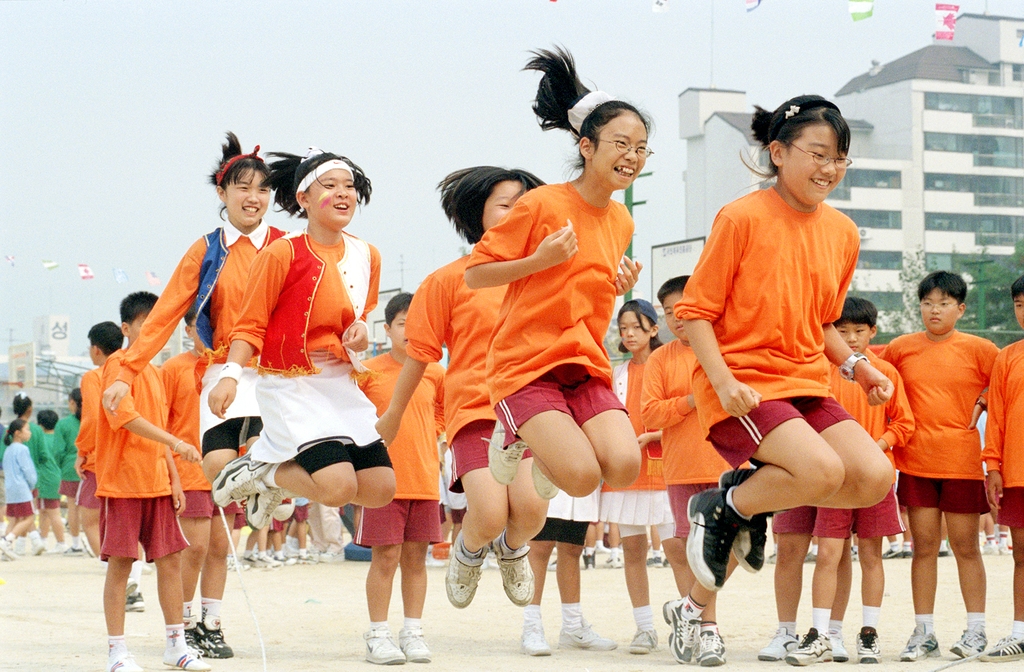 줄넘기하는 서울 동북초등학교 학생들. 1998년 [연합뉴스자료사진] 