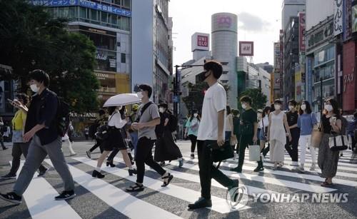 (도쿄 EPA=연합뉴스) 마스크 쓴 행인들이 지난 3일 도쿄 번화가인 시부야의 횡단보도를 건너고 있다.