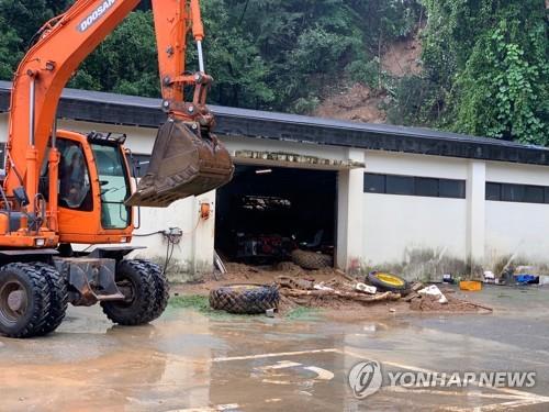 토사 들이닥친 골프장 장비 창고