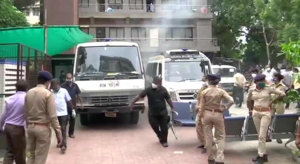 6일 화재가 발생한 인도 구자라트주의 코로나19 병원. [ANI통신 트위터 캡처]