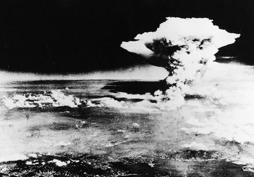 1945년 8월 6일 일본 히로시마에 원자폭탄이 투하된 뒤 생긴 버섯 모양의 거대한 원자운(原子雲). [교도=연합뉴스 자료사진] 