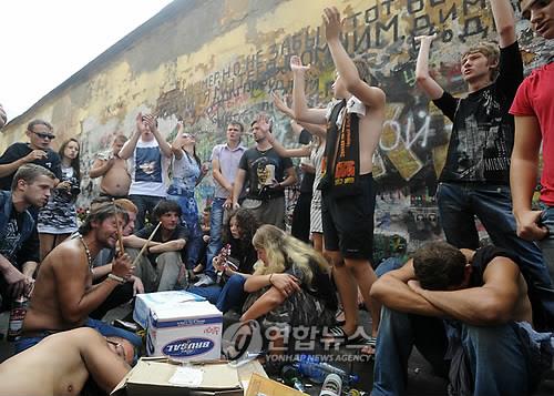 빅토르 최 20주기를 맞아 팬들이 2010년 8월 15일 러시아 모스크바의 빅토르 최 '추모의 벽' 앞에 모여 있다. [연합뉴스 자료사진] 
