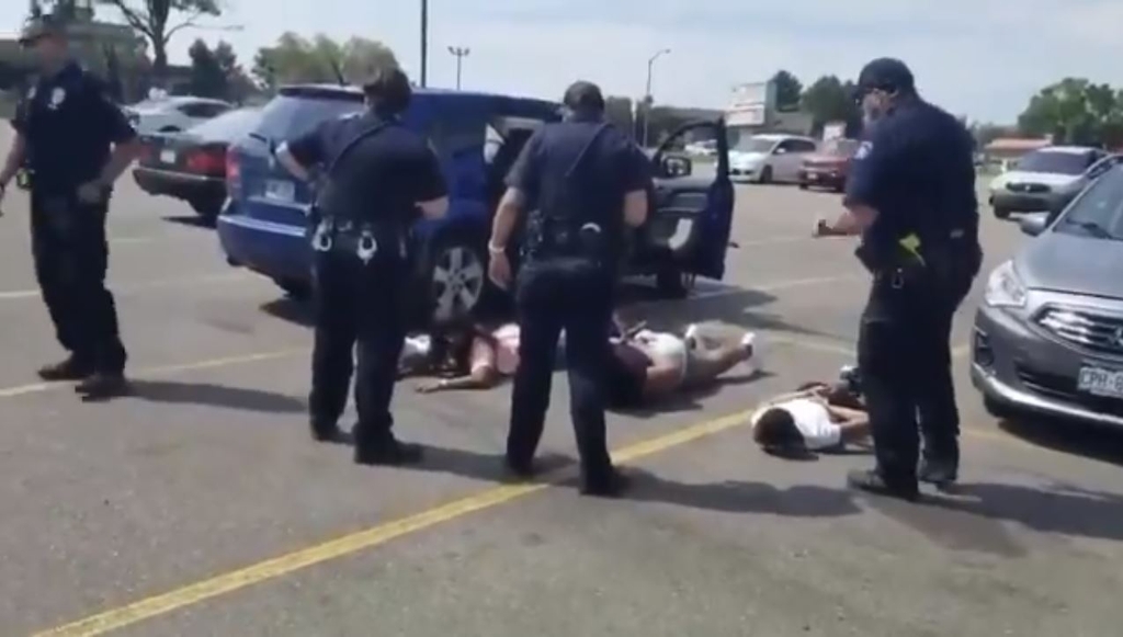 지난 2일(현지시간) 미국 콜로라도주 오로라 경찰이 무고한 흑인 소녀들에게 수갑을 채우고 땅에 엎드리게 하는 모습. [트위터 갈무리. 재판매 및 DB 금지]