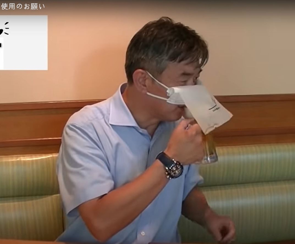마스크 쓴 채 음료 마시는 장면