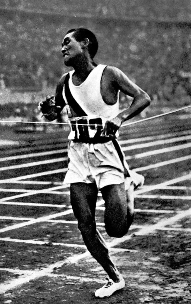 1936년 8월 9일 베를린 올림픽 마라톤 경기에서 결승선에 진입하는 손기정. [교도=연합뉴스 자료사진]