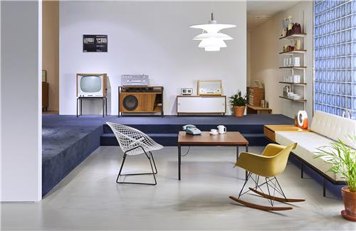 미니멀리즘 디자인 제품들을 모아놓은 '4560디자인하우스'의 전시 공간. 1950∼1960년대 제품들로 그 시대 거실을 재현했다. [4560디자인하우스 제공] 