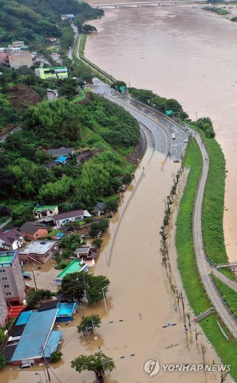 폭우에 잠긴 섬진강 인근 도로[연합뉴스 자료사진]