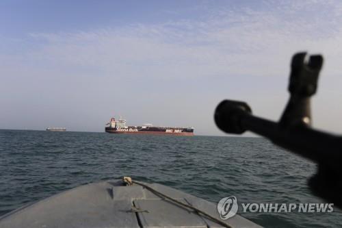 호르무즈 해협을 경계하는 이란 혁명수비대 해군[AP=연합뉴스 자료사진]