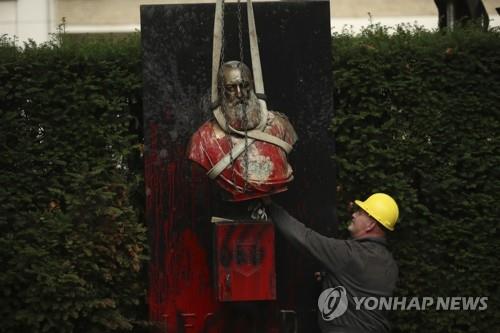 훼손된 채 철거되는 벨기에 국왕 동상
