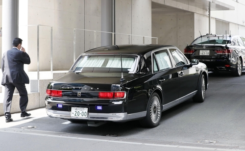 (도쿄 교도=연합뉴스) 아베 신조 일본 총리가 탄 차량이 17일 오전 10시 30분께 도쿄 게이오(慶應)대학 병원으로 들어가고 있다. 