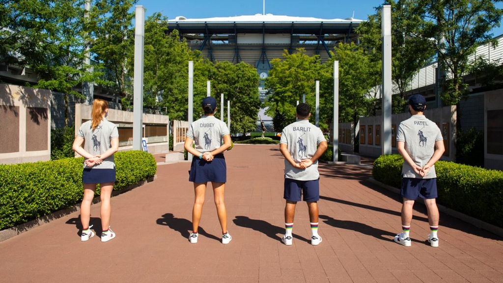 올해 US오픈 테니스 볼퍼슨 유니폼 상의 뒷면 모습. 