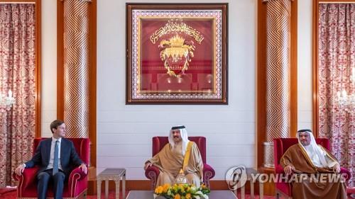 이달 1일 바레인에서 재러드 쿠슈너 백악관 선임보좌관(좌)과 만난 하마드 이븐 이사 바레인 국왕(가운데