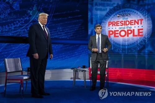 미 ABC 방송 주최 타운홀 행사 참석한 트럼프 대통령