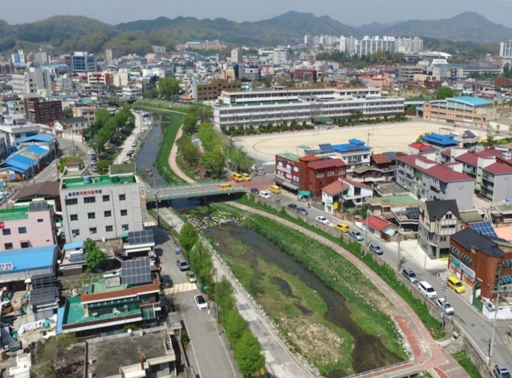 옥천을 가로질러 흐르는 금구천