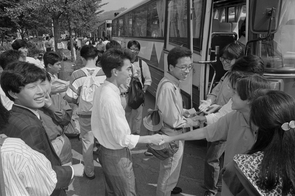 전세버스 타고 고향 가는 연세대 학생들(1991년)