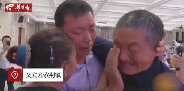지난 17일 아버지 쑤빙더(오른쪽)씨와 어머니 황런슈씨가 아들을 얼싸안고 눈물을 흘리고 있다. [다펑비디오 캡처. 재판매 및 DB금지.] 