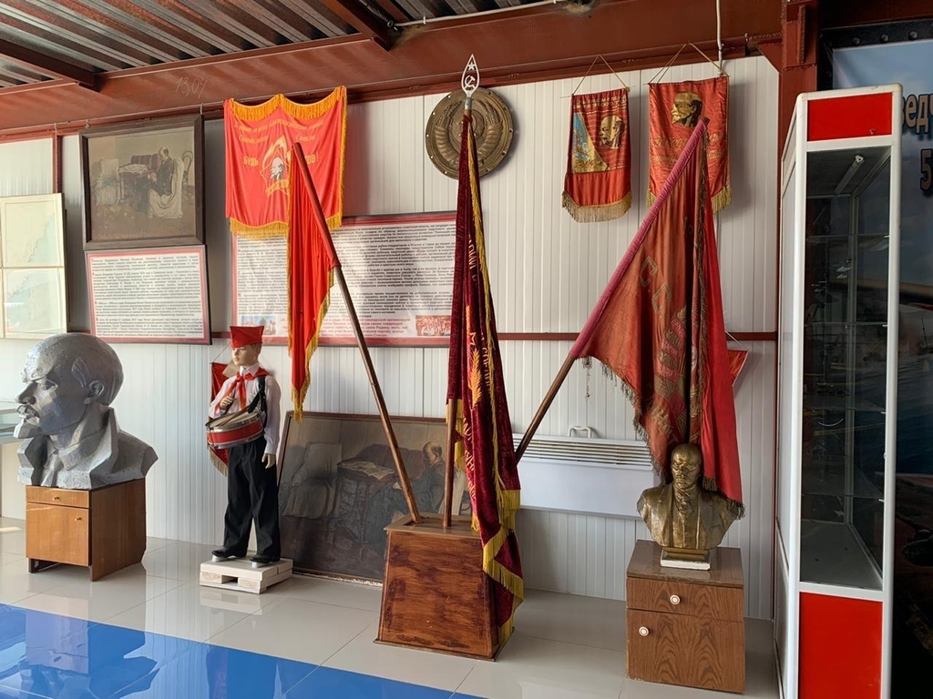 블라디미르 레닌의 흉상 등 박물관에 전시된 소련시대의 유물들.
